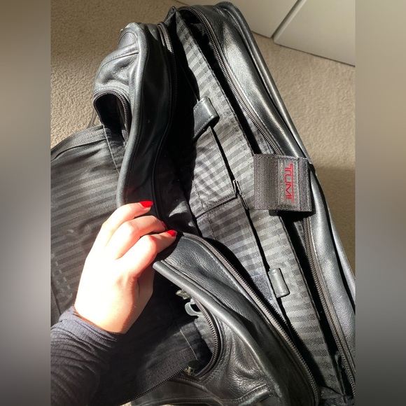 Tumi Classic Black Leather Briefcase/ Carry On Travel Bag - Picture 8 of 12